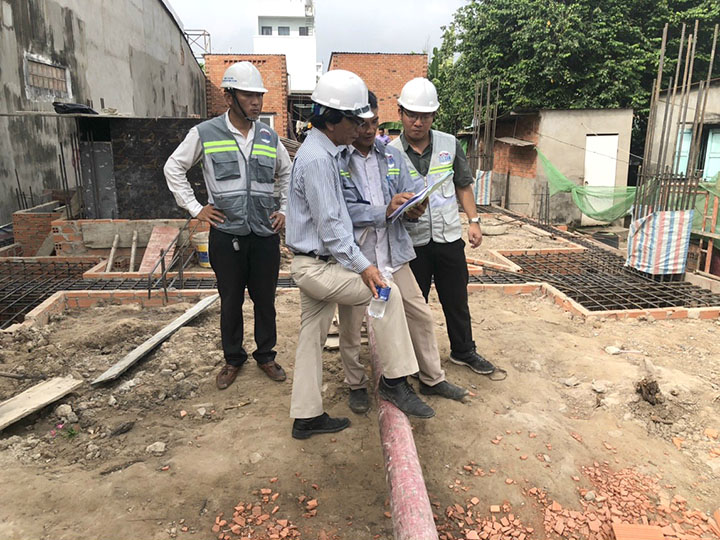 Kỹ sư trao đổi với chủ đầu tư