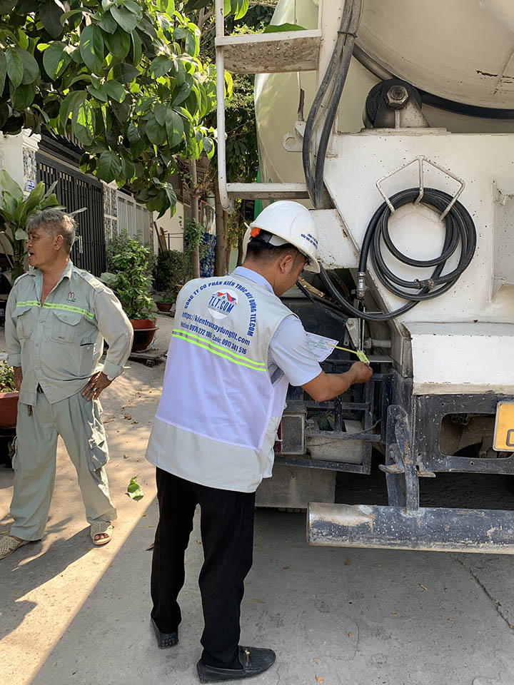 Kỹ sư nghiệm thu kiểm tra mác bê tông trước khi đổ 