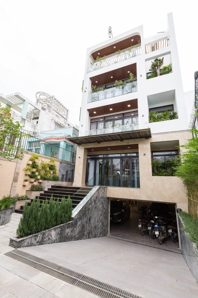 Mẫu nhà phố 4 tầng hiện đại có tầng hầm nổi làm gara để xe